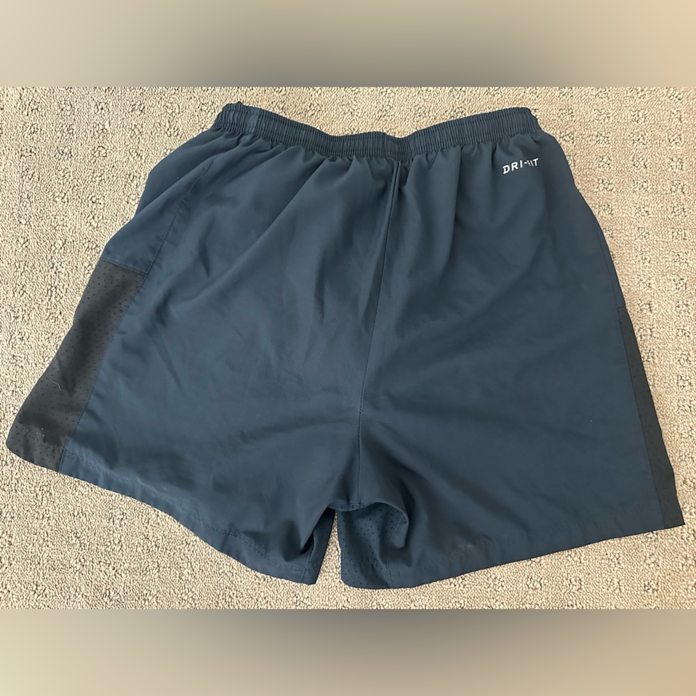 Nike dri-fit 7” shorts with liner - Picture 3 of 3